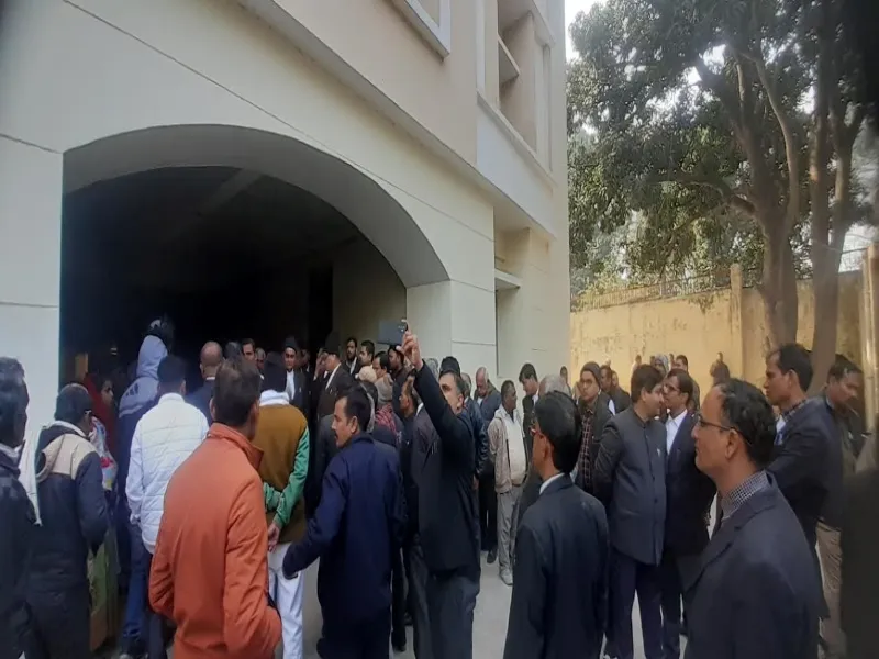  अयोध्या : अधिवक्ताओं में उबाल, दो सिविल जज न्यायालय के बहिष्कार का लिया निर्णय 