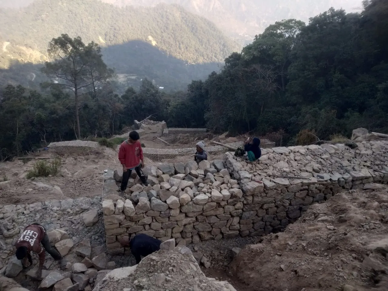 नैनीताल: वचनढूंगा में बोल्डरों को रोकने के लिए बन रही सुरक्षा दीवार 