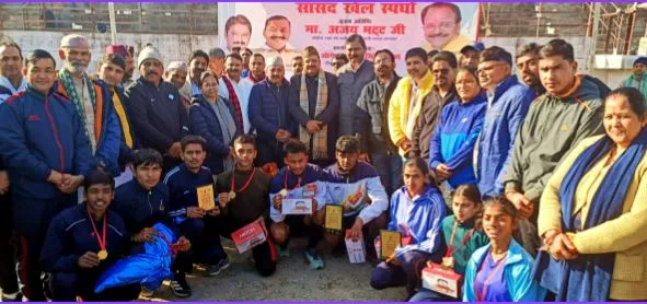 हल्द्वानीः केन्द्रीय रक्षा राज्य मंत्री अजय भट्ट ने हरी झंडी दिखाकर किया प्रतियोगिता का शुभारंभ 