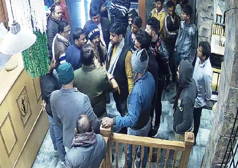 बांदा : शराब पीने से रोका तो भाजपाइयों ने रेस्टोरेंट में मचाया हंगामा