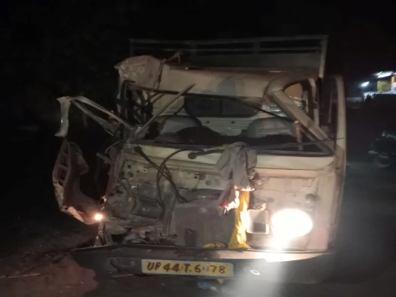 सुलतानपुर : मैजिक की ट्रैक्टर ट्राली से भिड़ंत में चार घायल