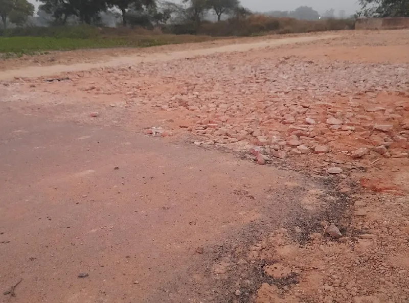 प्रतापगढ़ : गड्ढे में तब्दील सड़क, नहीं हो पा रहा सुपरविजन