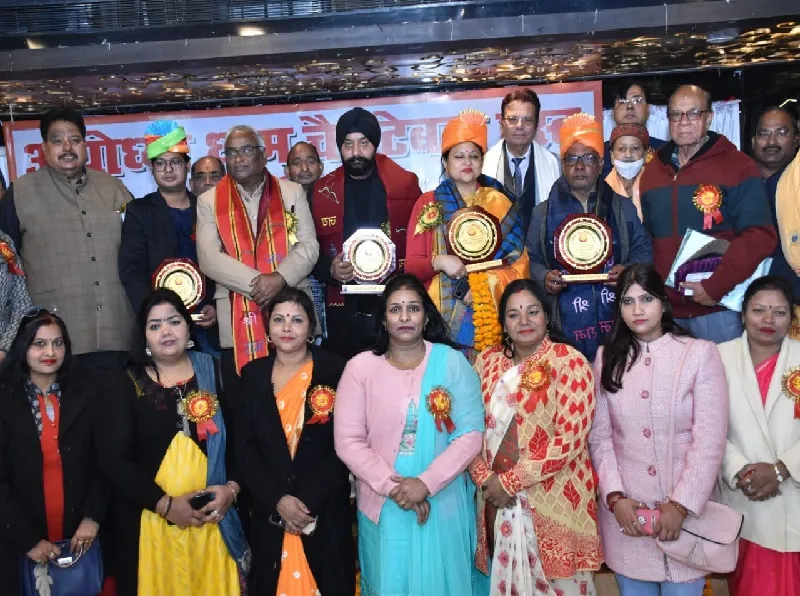 अयोध्या : समाजसेवा के लिए तीन विभूतियां अयोध्या अलंकार से सम्मानित