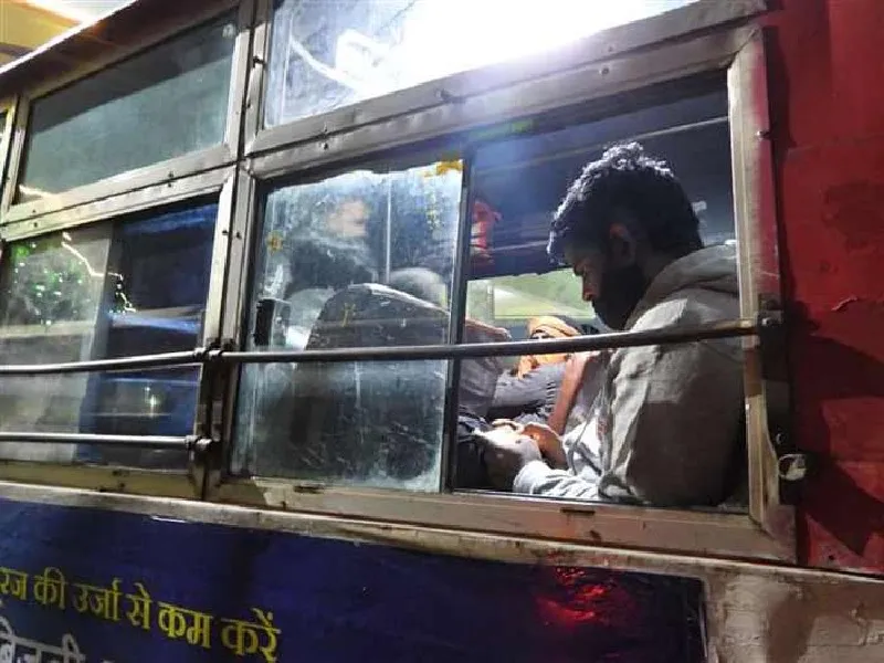 ठंडी हवाओं के थपेड़ों से बचना हो तो बसों के शीशे पकड़कर बैठें