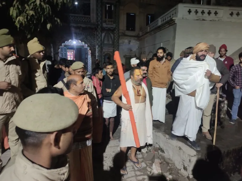 अयोध्या : तपस्वी छावनी मंदिर पर भारी पुलिस बल तैनात, आक्रोशित साधुओं को समझाने में जुटे अधिकारी