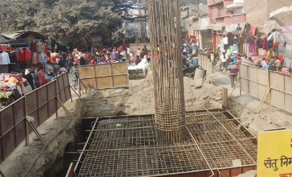 कुतुबखाना पुल: फंस गए व्यापारी... नपेंगे सेतु निगम के अधिकारी भी