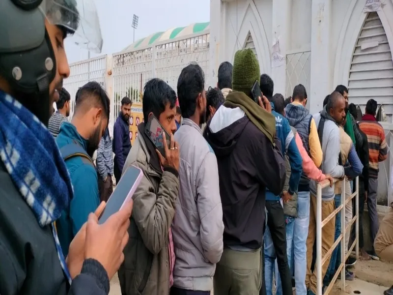  लखनऊ : मैच के टिकट के लिए सुबह ही इकाना स्टेडियम पहुंच गए लोग