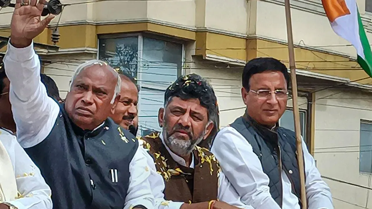 कर्नाटकः विधानसभा चुनाव से पहले कांग्रेस ने की राज्यव्यापी बस यात्रा शुरू