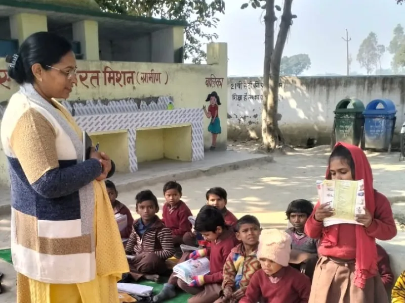 हरदोई : और कैसे हो..' कहते हुए बच्चों के बीच पहुंची बीएसए