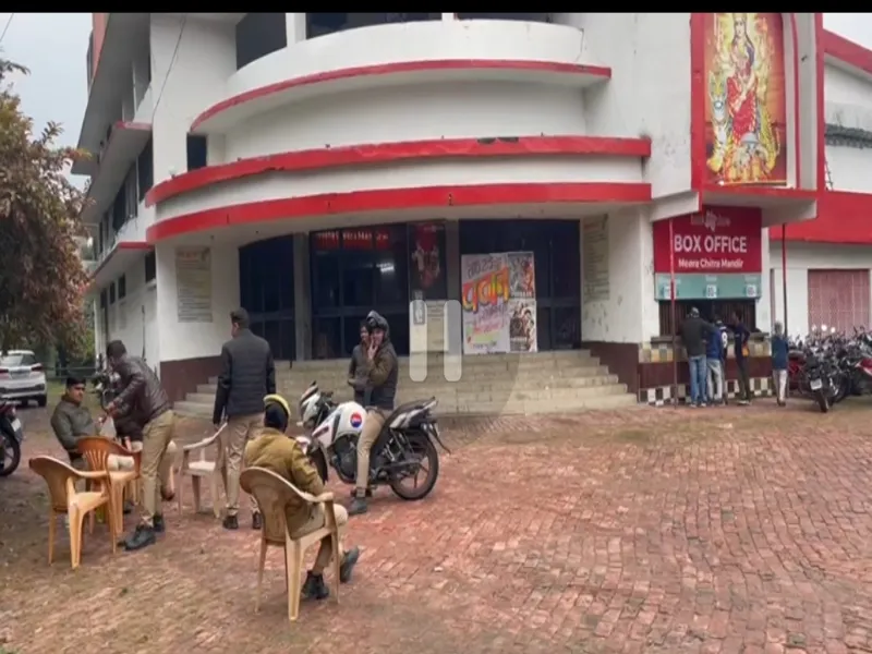 हरदोई : कड़ी सुरक्षा के बीच दर्शकों ने देखी फिल्म पठान