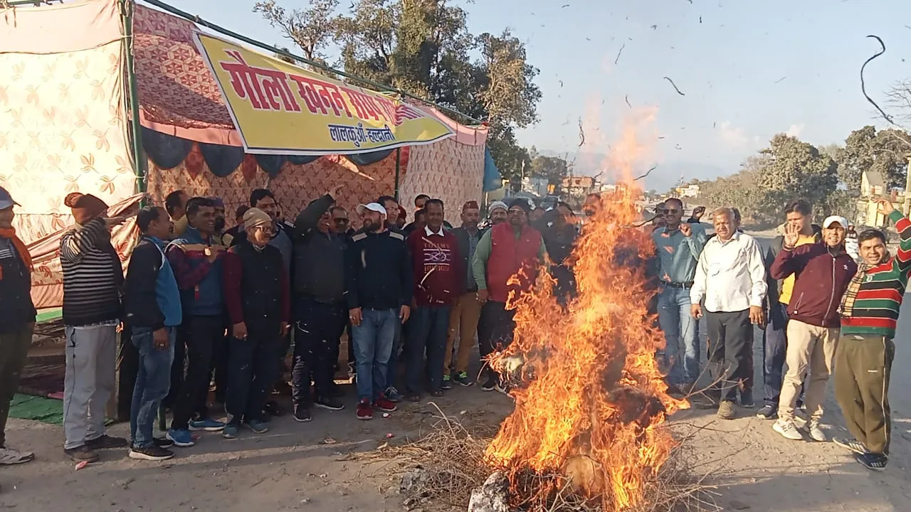 हल्दूचौड़ः गौला खनन संघर्ष समिति ने मुख्यमंत्री का पुतला फूंका