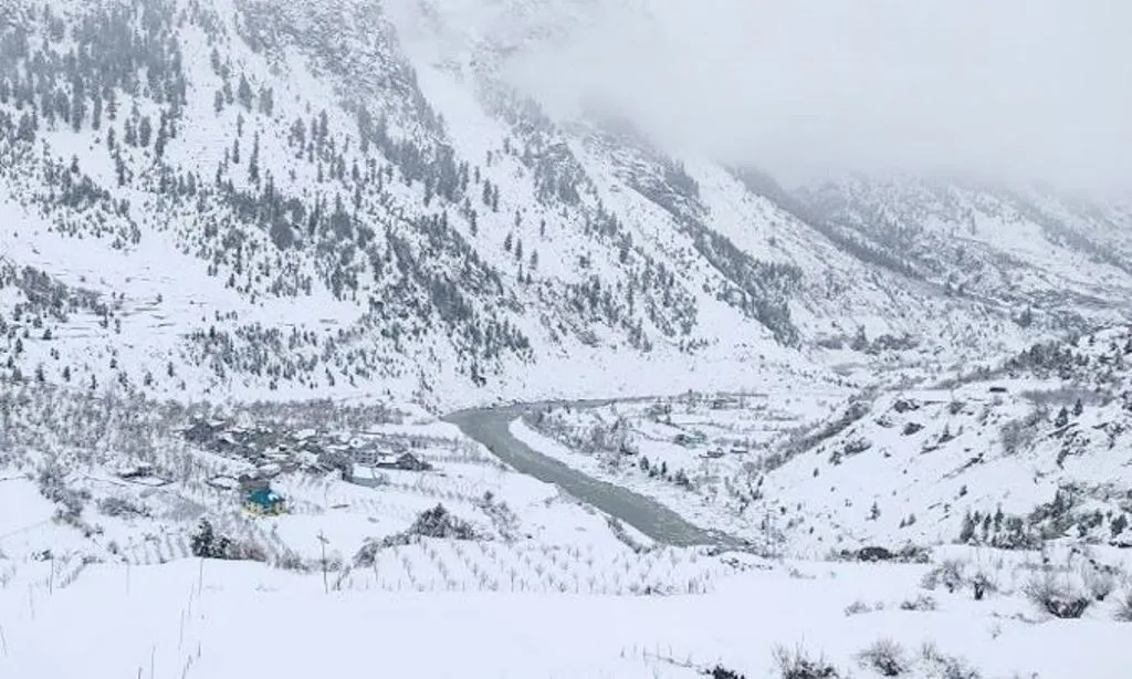हिमाचल में ऊंचे इलाकों में बर्फबारी शुरू, हिमस्खलन का खतरा बढ़ा