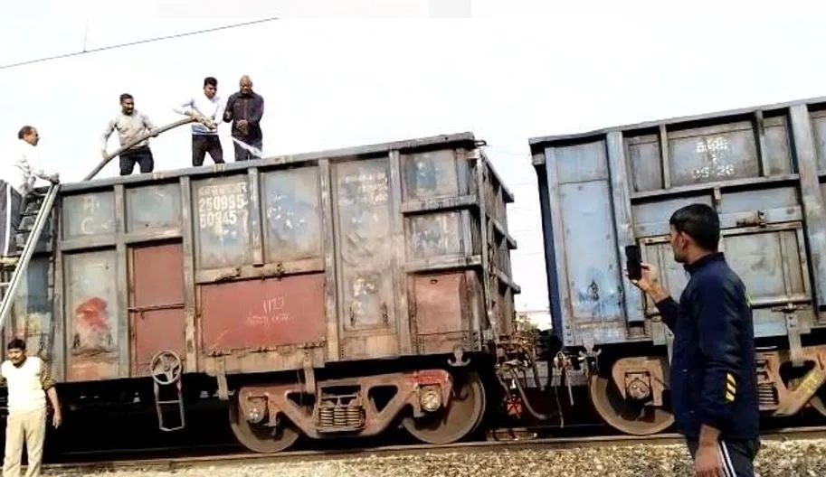 बरेली: मालगाड़ी के डिब्बे में लगी आग, मची अफरा-तफरी