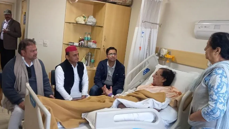 बरेली: वसीम बरेलवी को देखने अस्पताल पहुंचे अखिलेश यादव