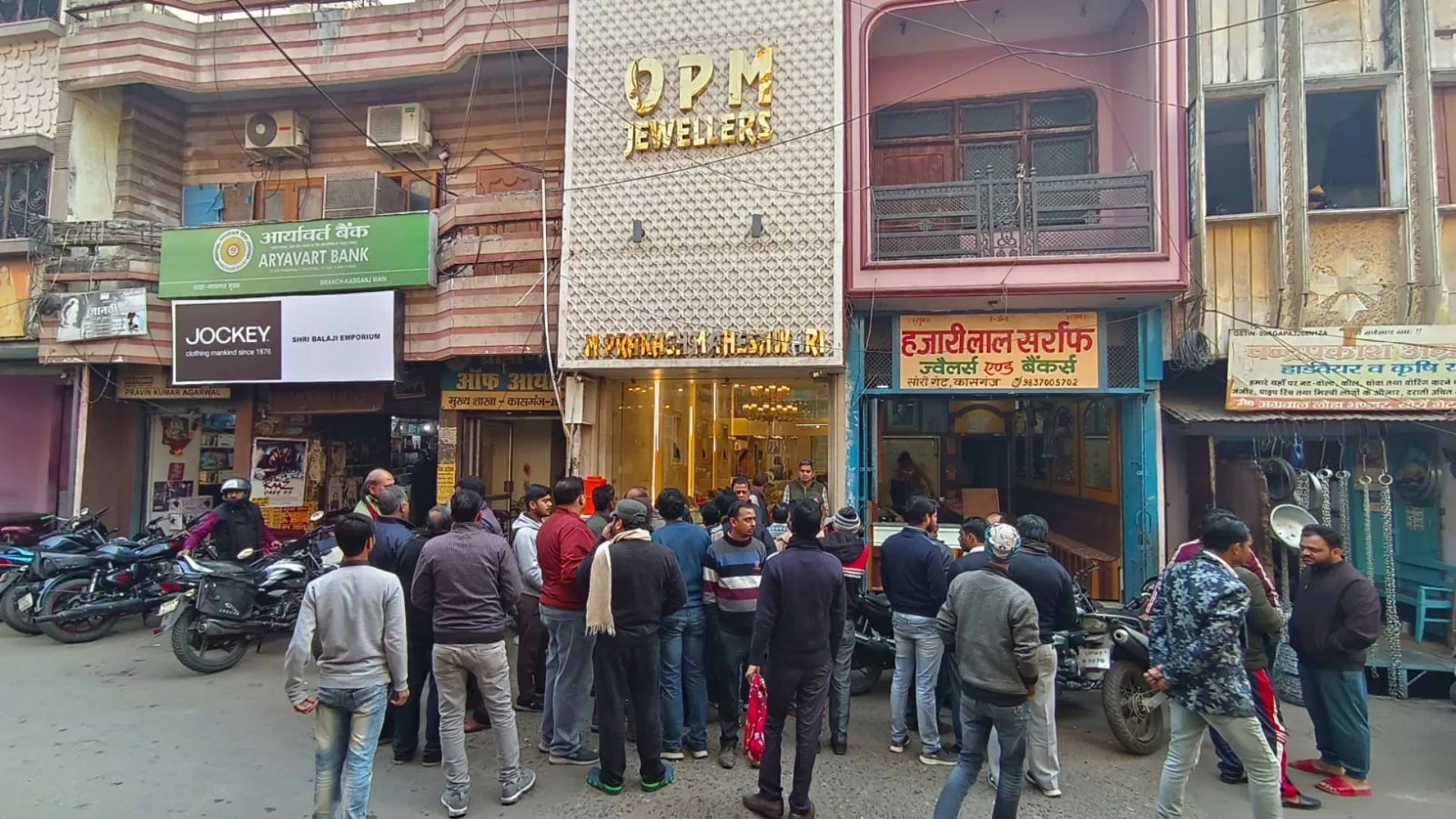 कासगंज : ज्वेलरी शॉप में चोरों ने बोला धावा, सोने-चांदी के जेवर और नगदी पर किया हाथ साफ 