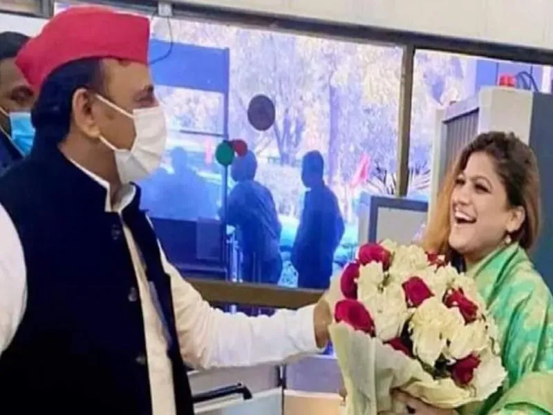 रोते हुए बोलीं रोली तिवारी- गलत के खिलाफ मेरी लड़ाई जारी रहेगी... सपा से निकाले जाने पर छलका दर्द 