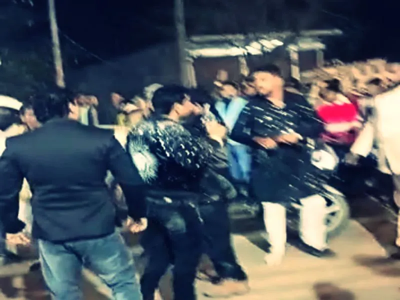 बहराइच: पार्किंग को लेकर दो पक्षों में विवाद, युवक ने लहराया पिस्टल, Video Viral