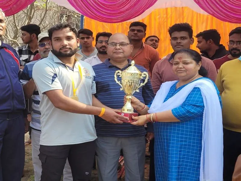 लखनऊ: भाषा विश्वविद्यालय में क्रिकेट मैच का हुआ आयोजन, शत्रुधन बने मैन ऑफ द मैच