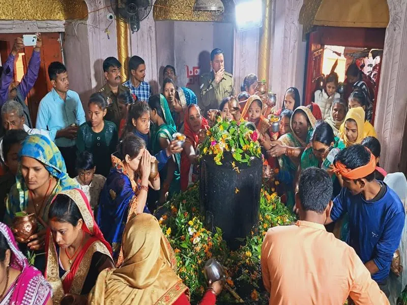 Mahashivratri 2023: गोंडा में महाशिवरात्रि पर हर-हर महादेव के जयघोष से गूंजे शिवालय, दर्शन के लिए लगी लंबी कतारें