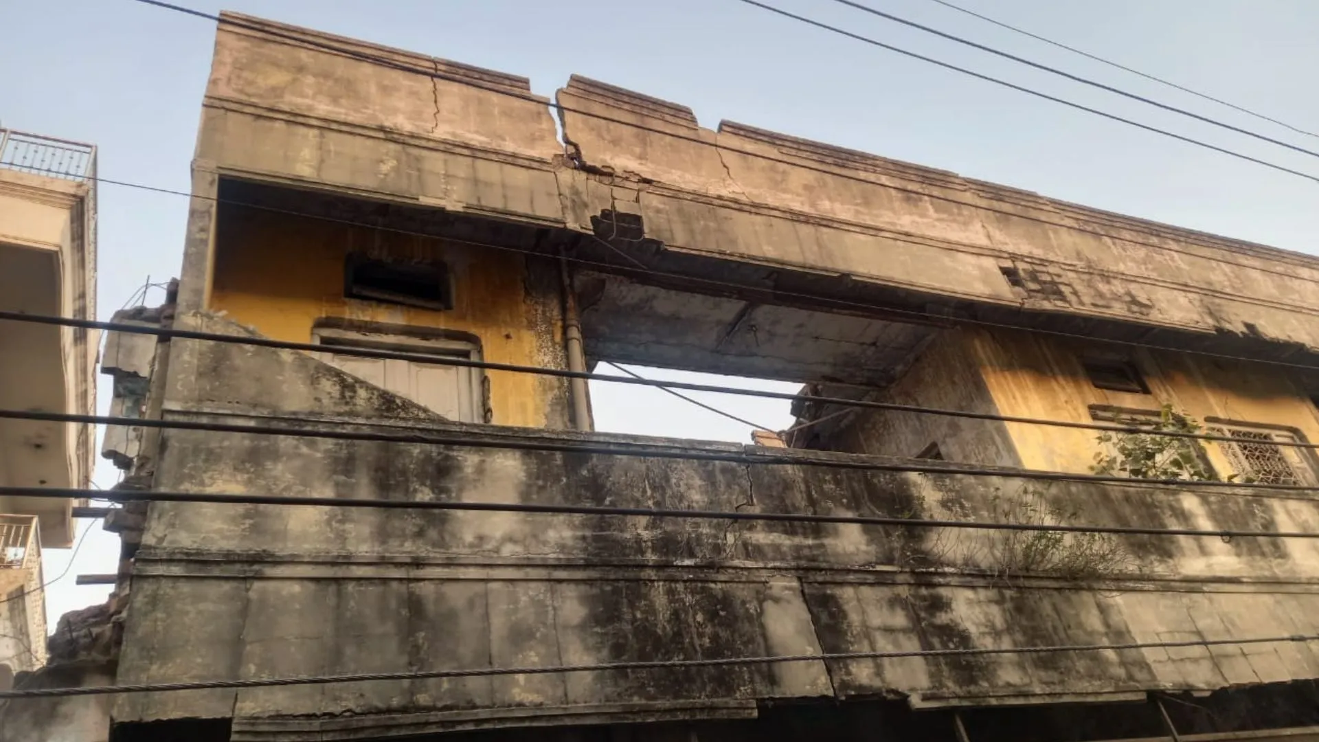 बरेली : सुभाष नगर मार्केट की शेर सिंह बिल्डिंग राह निकलते राहगीरों की ले सकती है जान