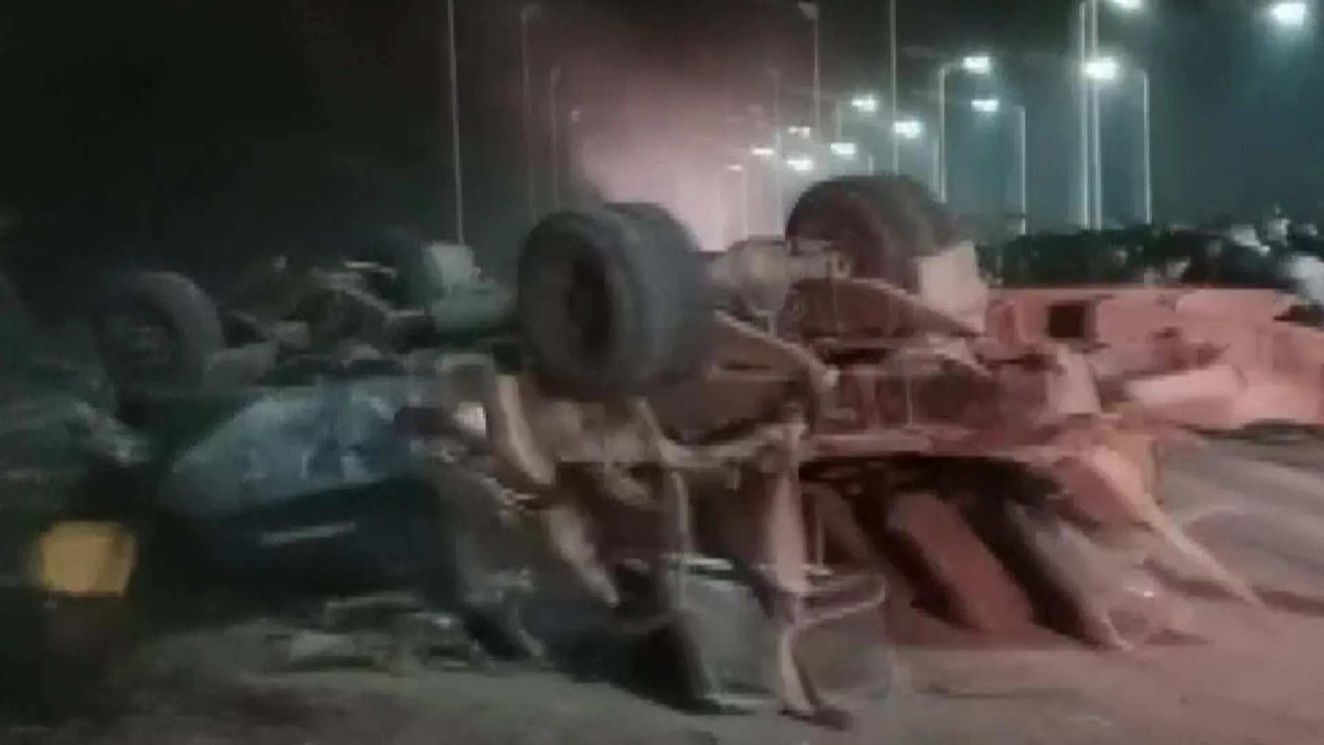 मध्य प्रदेश में तीन खड़ी बसों को ट्रक ने मारी टक्कर, 14 लोगों की मौत, 60 घायल 