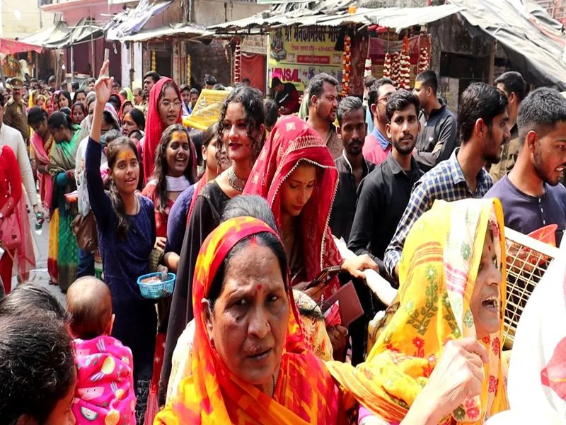 Maha Shivratri 2023: महादेव की जयकार से गूंजा मनकामेश्वर मंदिर, दर्शन के लिए उमड़ी भक्तों की भीड़