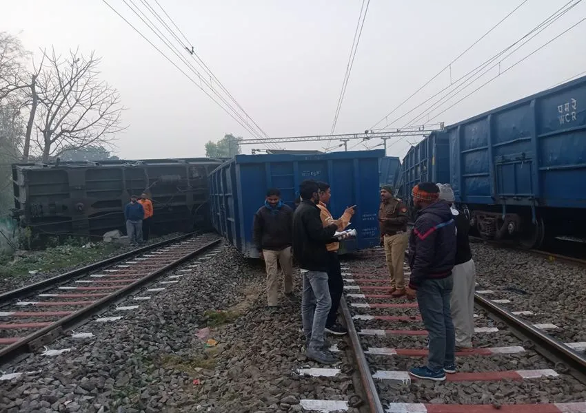 सुलतानपुर रेल हादसा: आमने-सामने टकराई दो मालगाड़ियां, ड्राइवर घायल, छह डिब्बे पटरी से उतरे 