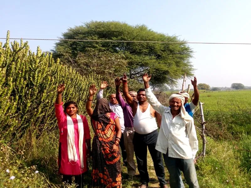 लापरवाही! नहीं सुन रहे बिजली विभाग के जिम्मेदार, जान जोखिम में डालकर ग्रामीण करते हैं आवागमन