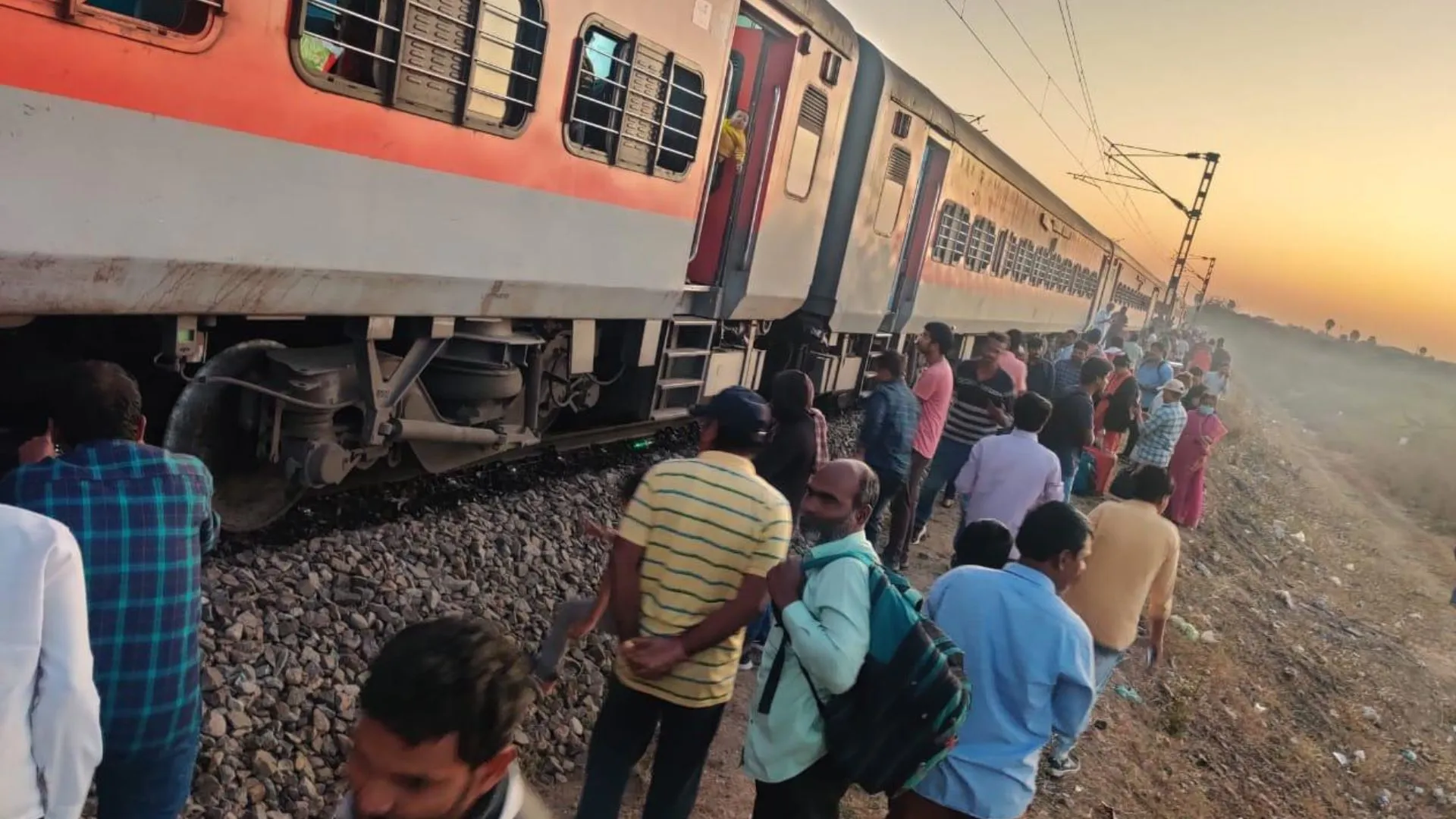 Godavari Express Train Derails : तेलंगाना में गोदावरी एक्सप्रेस ट्रेन पटरी से उतरी, यात्री सुरक्षित 