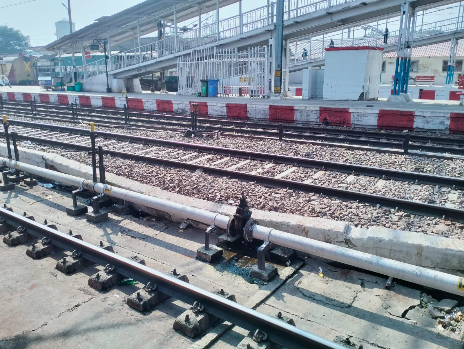 बरेली: जंक्शन पर खतरे की घंटी बजा रही है ढही नाली की दीवार