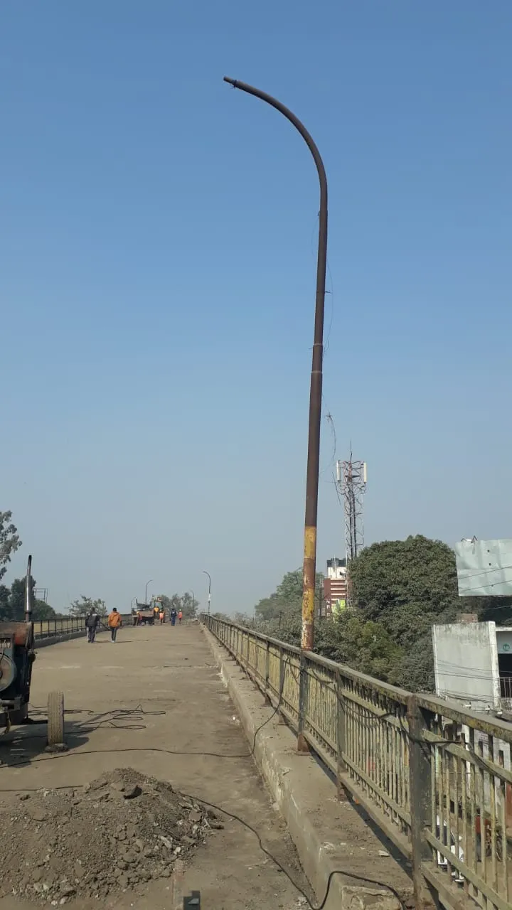 बरेली किला पुल: स्ट्रीट लाइट के खंभे हटाने में नगर निगम नहीं लगा रहा जोर
