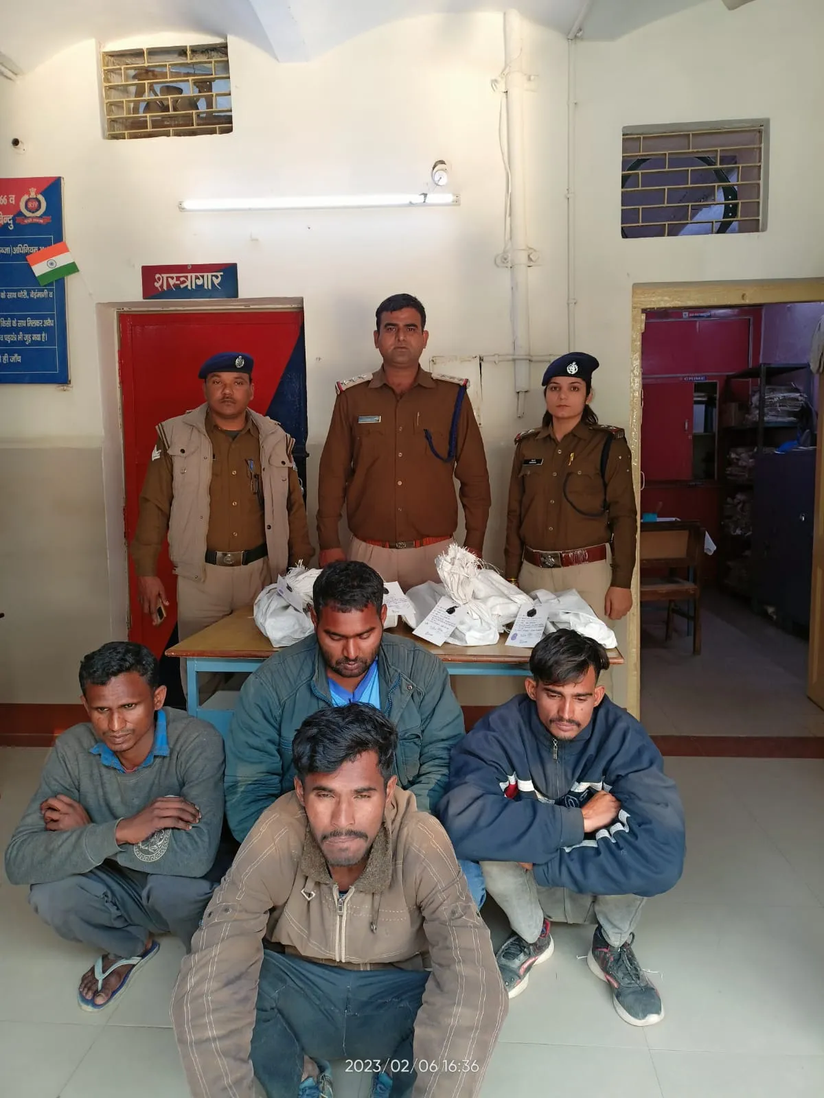 बरेली: फिश प्लेट चुराकर भाग रहे चोर पकड़े, जंक्शन रेलवे यार्ड से चुराई थीं प्लेटें