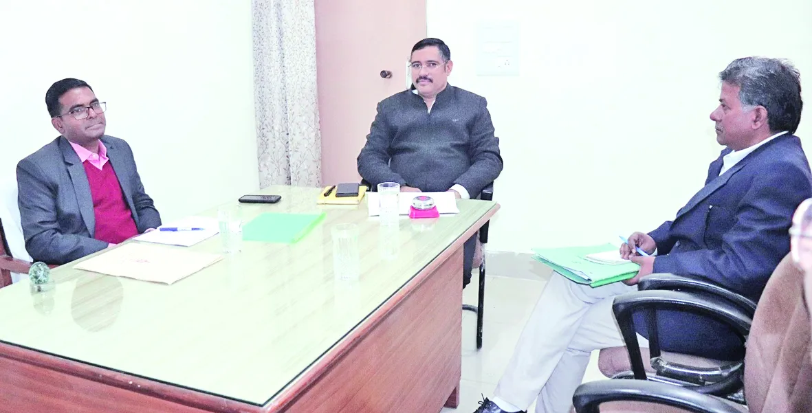 रुद्रपुर: आयुक्त ने राजस्व से संबंधित वादों के शीघ्र निस्तारण के दिए निर्देश 