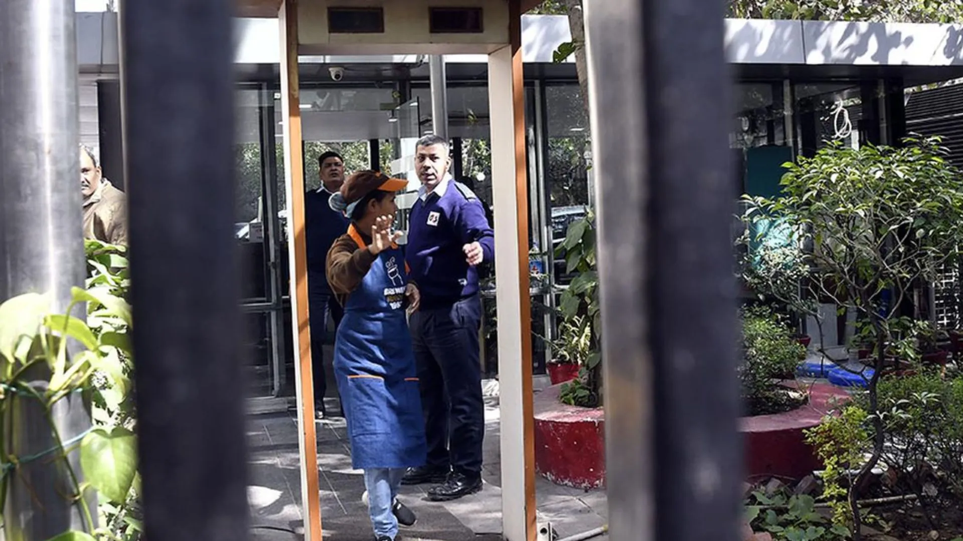 भारत में BBC के कार्यालयों में IT विभाग का 'सर्वे ऑपरेशन' दूसरे दिन भी जारी 