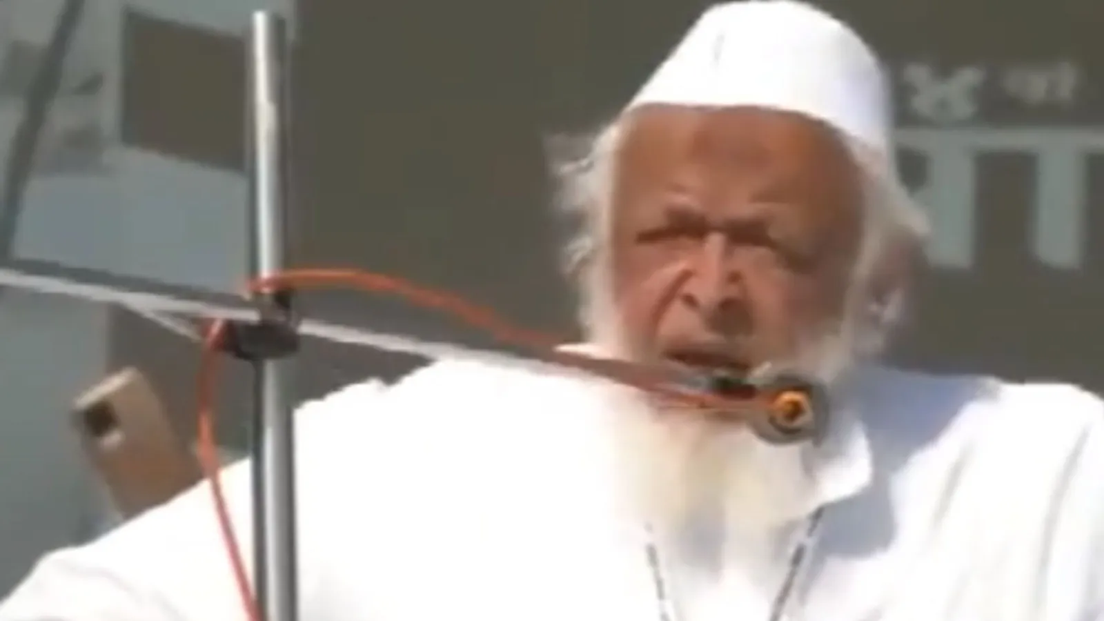 VIDEO : मौलाना मदनी के इस बयान से भड़के धर्मगुरु, जैन मुनि ने किया विरोध, कई संत उठकर चले गए