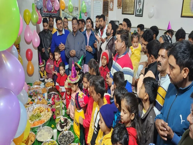 अयोध्या: शाहजादे अली असगर के जन्मदिन पर मनाया जश्न,  काटा गया केक 