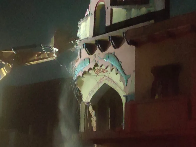 अयोध्या में ढहाया गया हनुमान गढ़ी का 400 वर्ष पुराना सिंहद्वार 