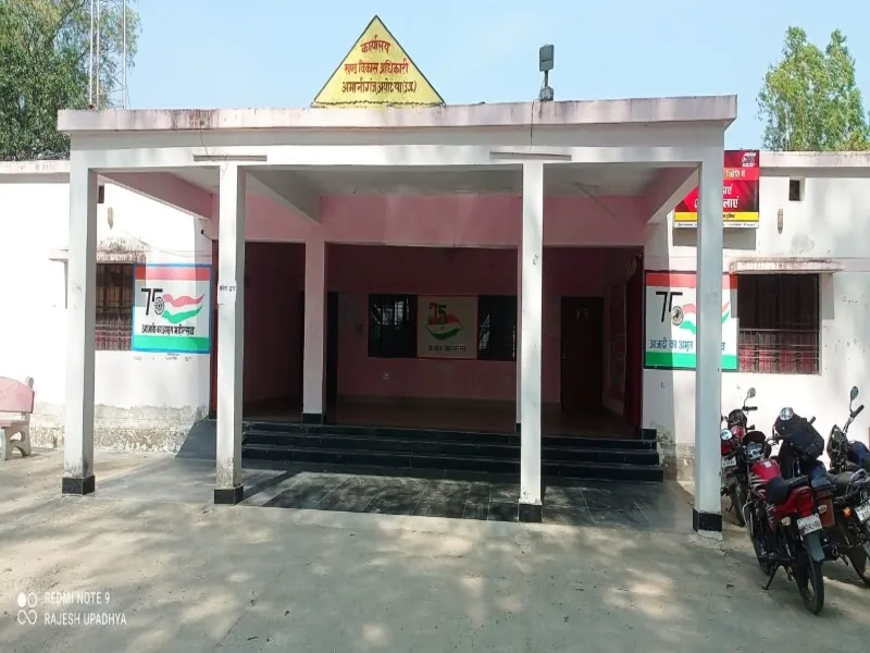 अयोध्या:  ब्लाक पर लटका मिला ताला, संविदा कर्मियों के भरोसे हो रहा काम-काज 