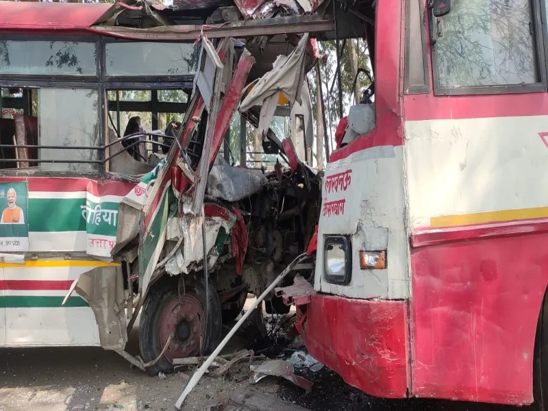 बहराइच में बड़ा सड़क हादसा, Lucknow Road पर रोडवेज बसों की आमने-सामने भिड़ंत, 48 यात्री घायल 