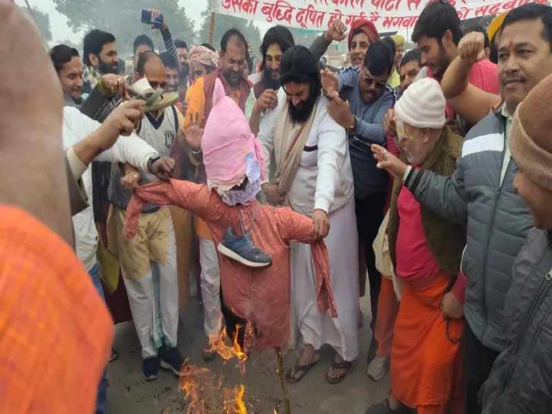 अयोध्या: स्वामी प्रसाद मौर्य के खिलाफ सड़क पर उतरे नागा साधु, जलाया पुतला