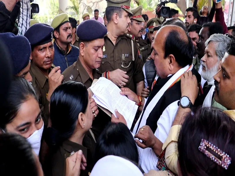  Video: Adani Group के खिलाफ कांग्रेस ने लखनऊ में किया पैदल मार्च, कहा - खतरे में है देशवासियों की गाढ़ी कमाई 