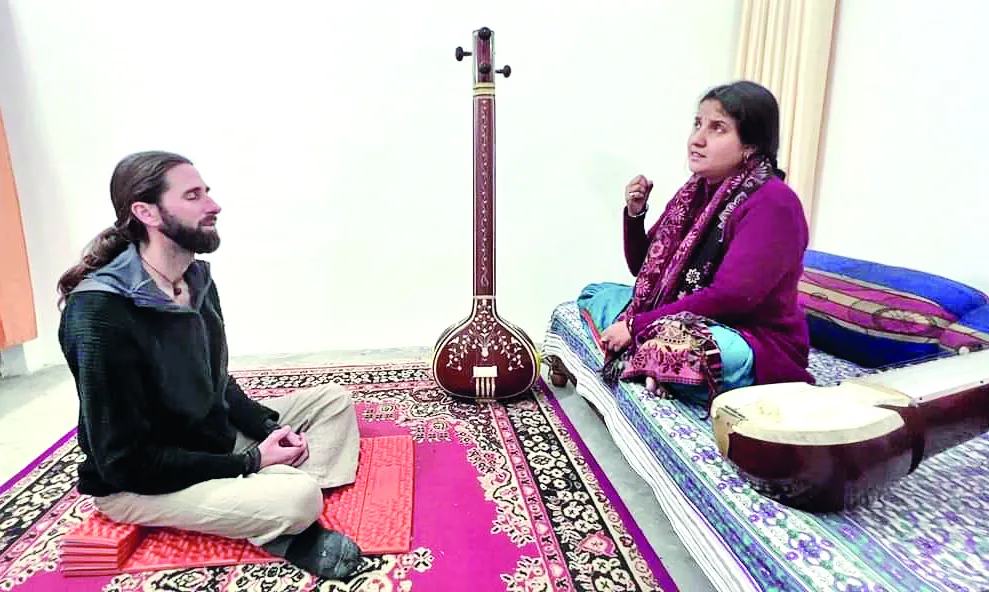 लालकुआं: हल्दूचौड़ के चोपड़ा दंपति से सीख रहे अर्जेंटीना के जॉन मार्टिन 'ध्रुपद गायन'