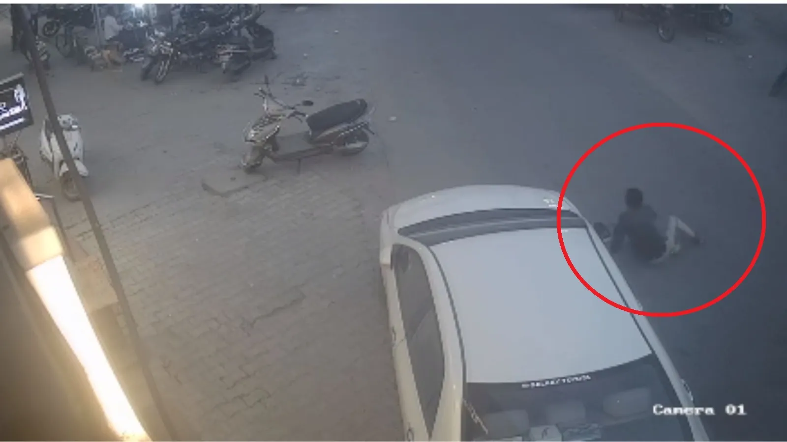 बरेली: कार के बोनट पर 500 मीटर घायल ड्राइवर को घसीटा, VIDEO वायरल