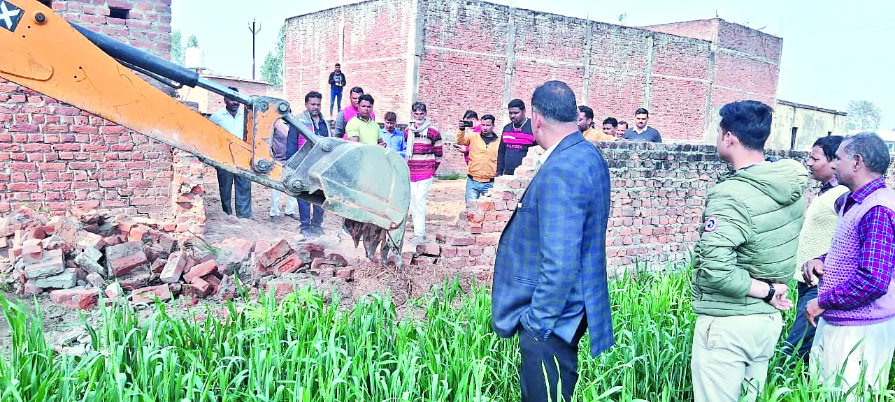 काशीपुर: दो दशक बाद दीवार तोड़कर अतिक्रमण मुक्त कराया रास्ता