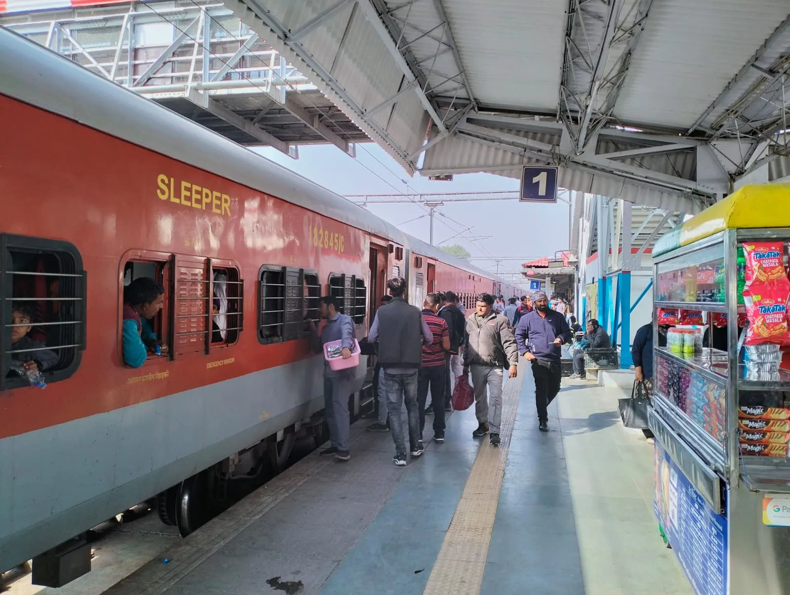 बरेली: होली पर रेल यात्रियों को राहत, ट्रेनों में लगेंगे अतिरिक्त कोच