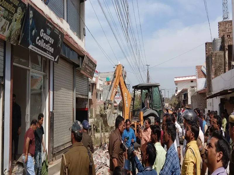 अयोध्या: प्राधिकरण ढहा रहा है मछली मंडी में बनी अवैध मार्केट, मालिक पर रिपोर्ट दर्ज