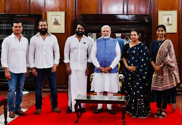 PM मोदी ने बेंगलुरु में रात्रिभोज बैठक में अभिनेताओं, पूर्व क्रिकेटर और अन्य प्रसिद्ध हस्तियों से की मुलाकात 