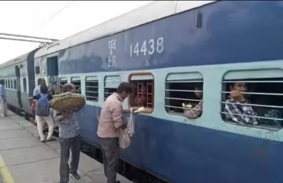 बरेली: नहीं थम रही अवैध वेंडरिंग तो फिर चला आरपीएफ का डंडा, पकड़े पांच अवैध वेंडर्र