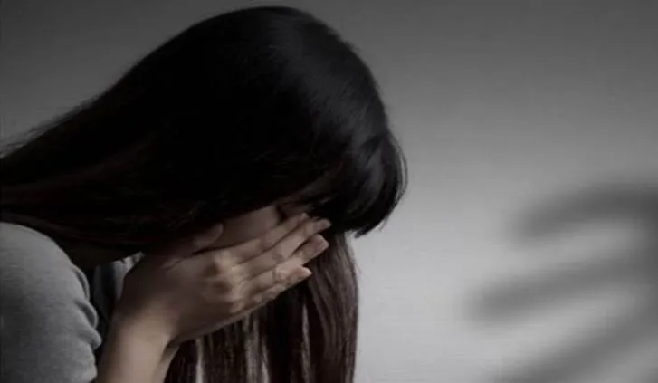 मेरठ: कोल्ड ड्रिंक में नशीला पदार्थ देकर पत्नी को किया गंजा, दोस्त से दुष्कर्म कराने का आरोप