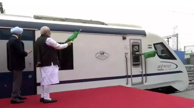 पीएम मोदी ने साई-विट्ठल भक्तों के लिए दो वंदे भारत ट्रेन का किया शुभारंभ 